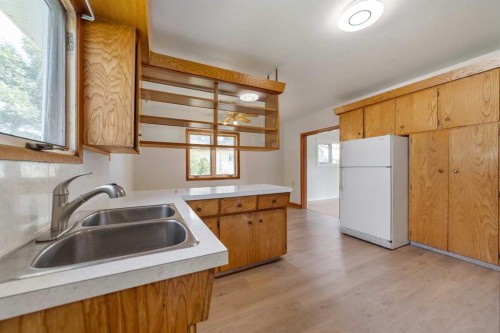 211 9 St North, Vauxhall, AB - Indoor Photo Showing Kitchen With Double Sink