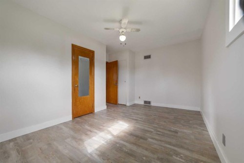 211 9 St North, Vauxhall, AB - Indoor Photo Showing Other Room