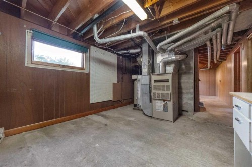 211 9 St North, Vauxhall, AB - Indoor Photo Showing Basement