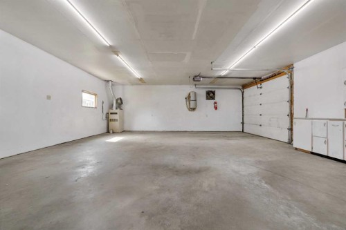 211 9 St North, Vauxhall, AB - Indoor Photo Showing Garage