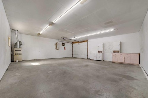 211 9 St North, Vauxhall, AB - Indoor Photo Showing Garage