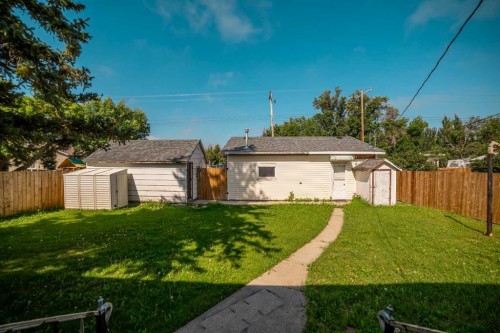 211 9 St North, Vauxhall, AB - Outdoor