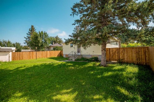 211 9 St North, Vauxhall, AB - Outdoor With Backyard