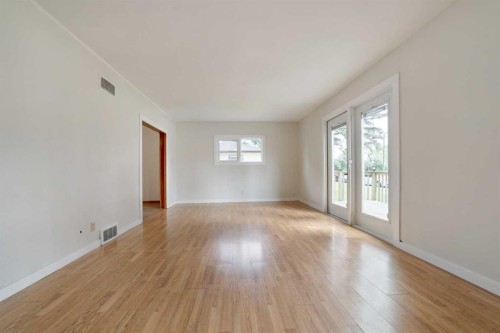 211 9 St North, Vauxhall, AB - Indoor Photo Showing Other Room