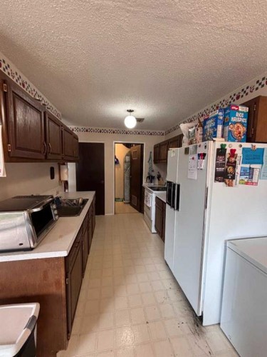 4-5 Acadia Road West, Lethbridge, AB 