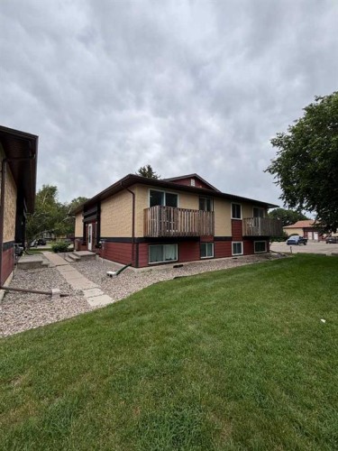 4-5 Acadia Road West, Lethbridge, AB 