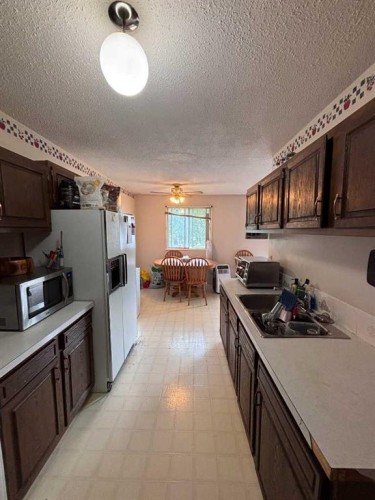 4-5 Acadia Road West, Lethbridge, AB 