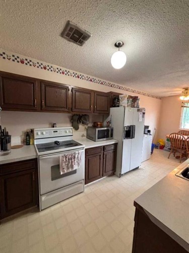 4-5 Acadia Road West, Lethbridge, AB 