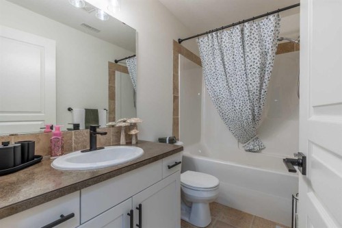 515 Canyon Cove West, Lethbridge, AB - Indoor Photo Showing Bathroom