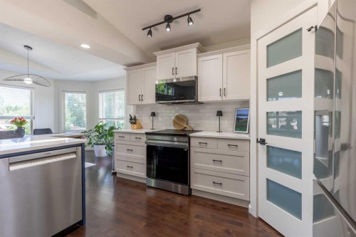 515 Canyon Cove West, Lethbridge, AB - Indoor Photo Showing Kitchen With Upgraded Kitchen