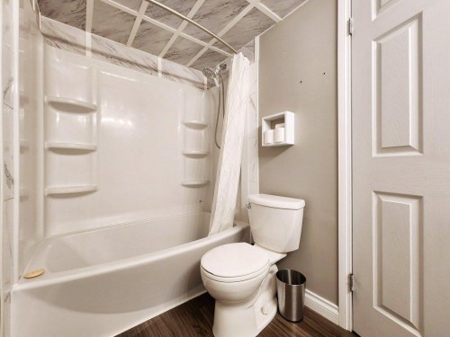 22-5 Acadia Road West, Lethbridge, AB - Indoor Photo Showing Bathroom