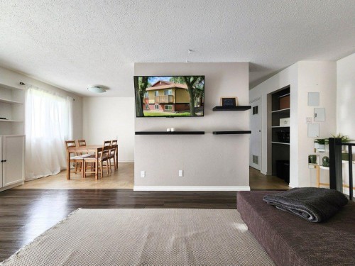 22-5 Acadia Road West, Lethbridge, AB - Indoor Photo Showing Living Room