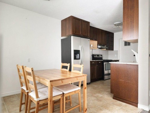 22-5 Acadia Road West, Lethbridge, AB - Indoor