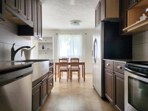 22-5 Acadia Road West, Lethbridge, AB - Indoor Photo Showing Kitchen
