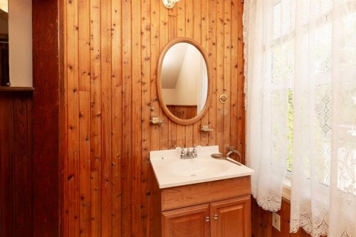 1238 7 Avenue South, Lethbridge, AB - Indoor Photo Showing Bathroom