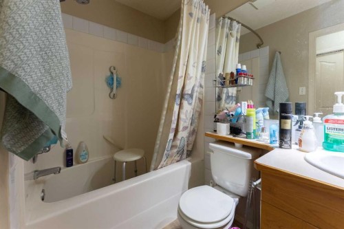 218 Uplands Boulevard North, Lethbridge, AB - Indoor Photo Showing Bathroom