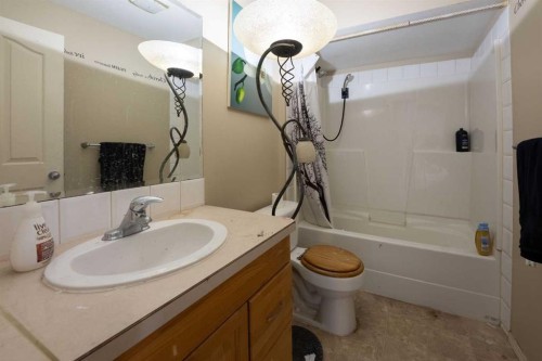 218 Uplands Boulevard North, Lethbridge, AB - Indoor Photo Showing Bathroom
