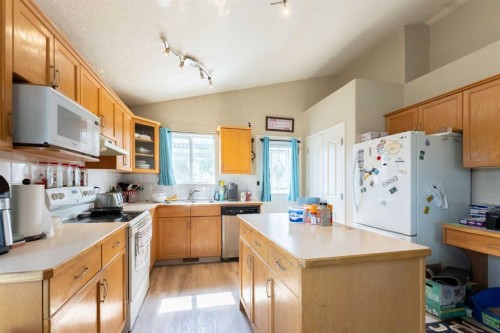218 Uplands Boulevard North, Lethbridge, AB - Indoor Photo Showing Kitchen