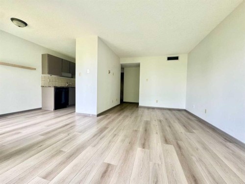 304-65 Temple Boulevard West, Lethbridge, AB - Indoor Photo Showing Other Room