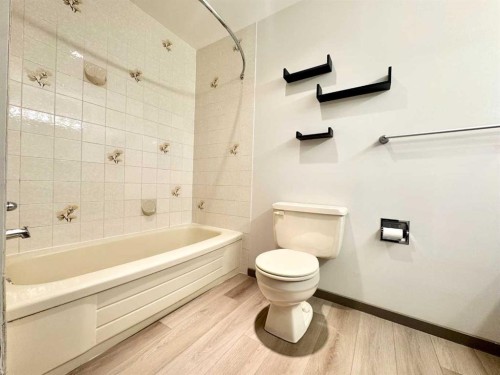 304-65 Temple Boulevard West, Lethbridge, AB - Indoor Photo Showing Bathroom