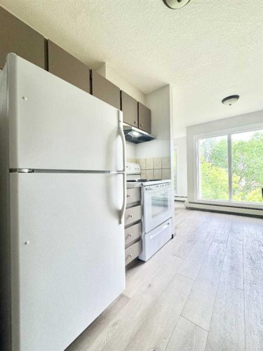 304-65 Temple Boulevard West, Lethbridge, AB - Indoor Photo Showing Kitchen