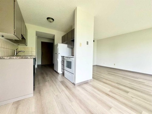 304-65 Temple Boulevard West, Lethbridge, AB - Indoor Photo Showing Kitchen