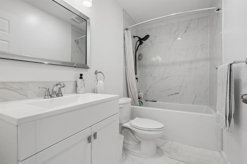 409 Devonia Way West, Lethbridge, AB - Indoor Photo Showing Bathroom