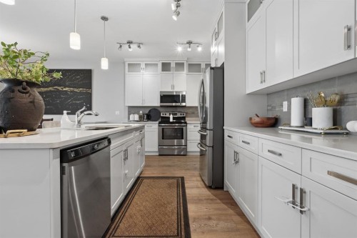 409 Devonia Way West, Lethbridge, AB - Indoor Photo Showing Kitchen With Upgraded Kitchen