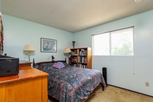 1031 Cameron Road South, Lethbridge, AB - Indoor Photo Showing Bedroom