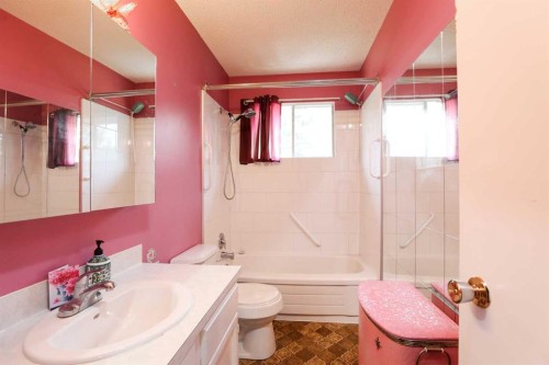 1031 Cameron Road South, Lethbridge, AB - Indoor Photo Showing Bathroom