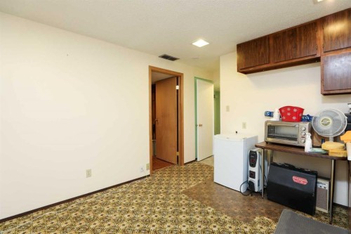 1031 Cameron Road South, Lethbridge, AB - Indoor Photo Showing Other Room