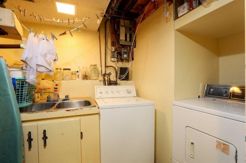 1031 Cameron Road South, Lethbridge, AB - Indoor Photo Showing Laundry Room
