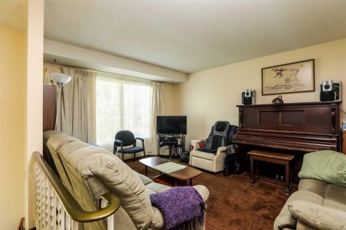 1031 Cameron Road South, Lethbridge, AB - Indoor Photo Showing Living Room