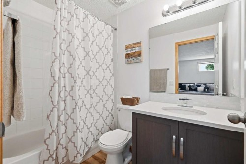 14 Lloyd Crescent Ne, Langdon, AB - Indoor Photo Showing Bathroom