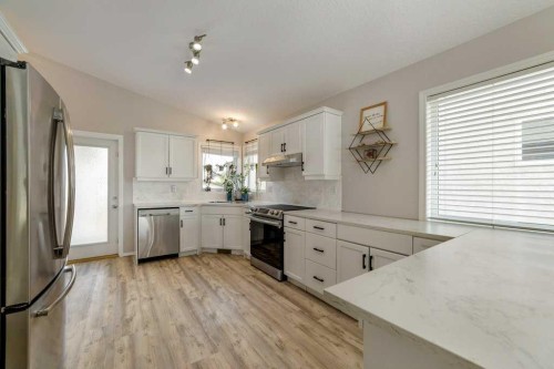 215 Grand River Boulevard West, Lethbridge, AB - Indoor Photo Showing Kitchen With Upgraded Kitchen