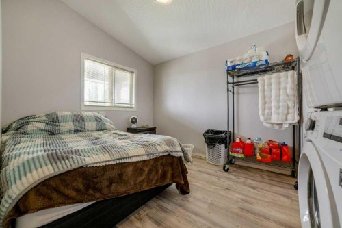 215 Grand River Boulevard West, Lethbridge, AB - Indoor Photo Showing Bedroom