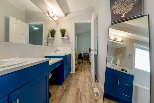 215 Grand River Boulevard West, Lethbridge, AB - Indoor Photo Showing Bathroom