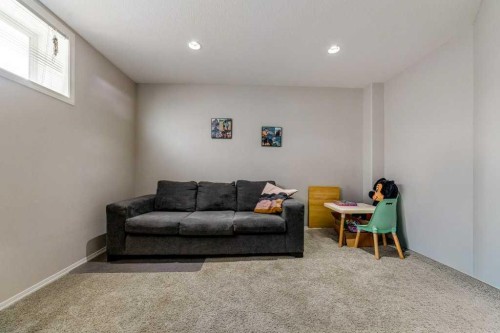 215 Grand River Boulevard West, Lethbridge, AB - Indoor