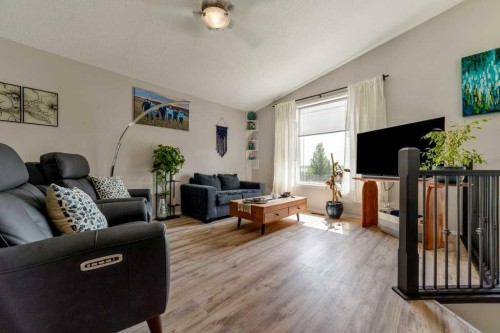 215 Grand River Boulevard West, Lethbridge, AB - Indoor Photo Showing Living Room