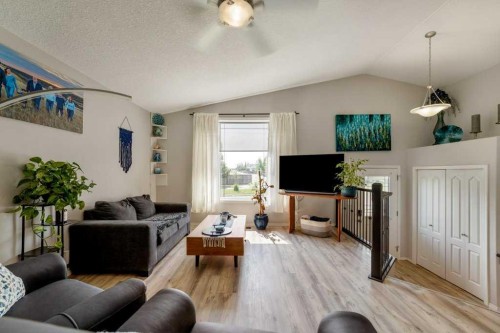 215 Grand River Boulevard West, Lethbridge, AB - Indoor Photo Showing Living Room