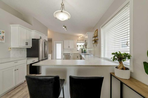 215 Grand River Boulevard West, Lethbridge, AB - Indoor Photo Showing Kitchen
