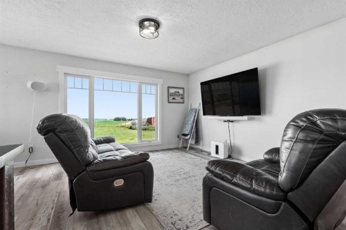 25021 Rge Rd 254, Cardston, AB - Indoor Photo Showing Living Room