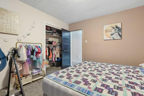 25021 Rge Rd 254, Cardston, AB - Indoor Photo Showing Bedroom