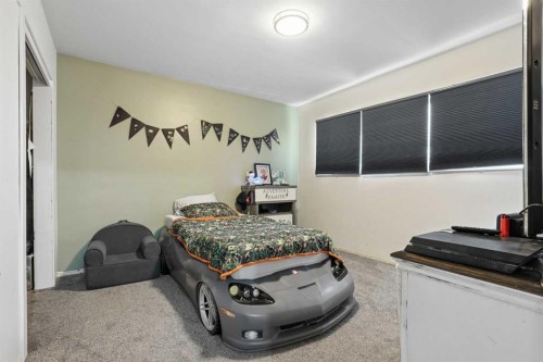 25021 Rge Rd 254, Cardston, AB - Indoor Photo Showing Bedroom