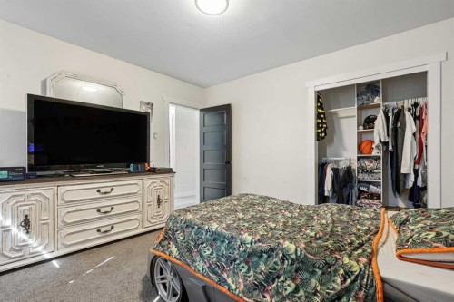 25021 Rge Rd 254, Cardston, AB - Indoor Photo Showing Bedroom