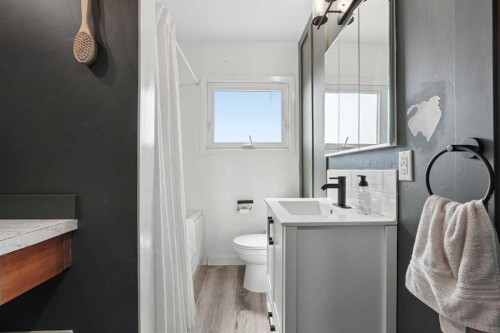 25021 Rge Rd 254, Cardston, AB - Indoor Photo Showing Bathroom
