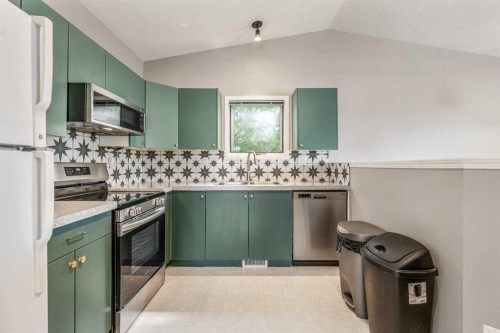 194 Mt Blakiston Road West, Lethbridge, AB - Indoor Photo Showing Kitchen