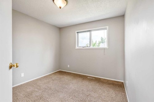 194 Mt Blakiston Road West, Lethbridge, AB - Indoor Photo Showing Other Room