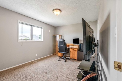 194 Mt Blakiston Road West, Lethbridge, AB - Indoor Photo Showing Office