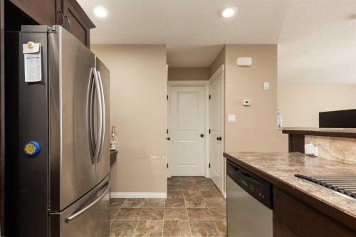 2-20 Cougar Cove North, Lethbridge, AB - Indoor Photo Showing Kitchen